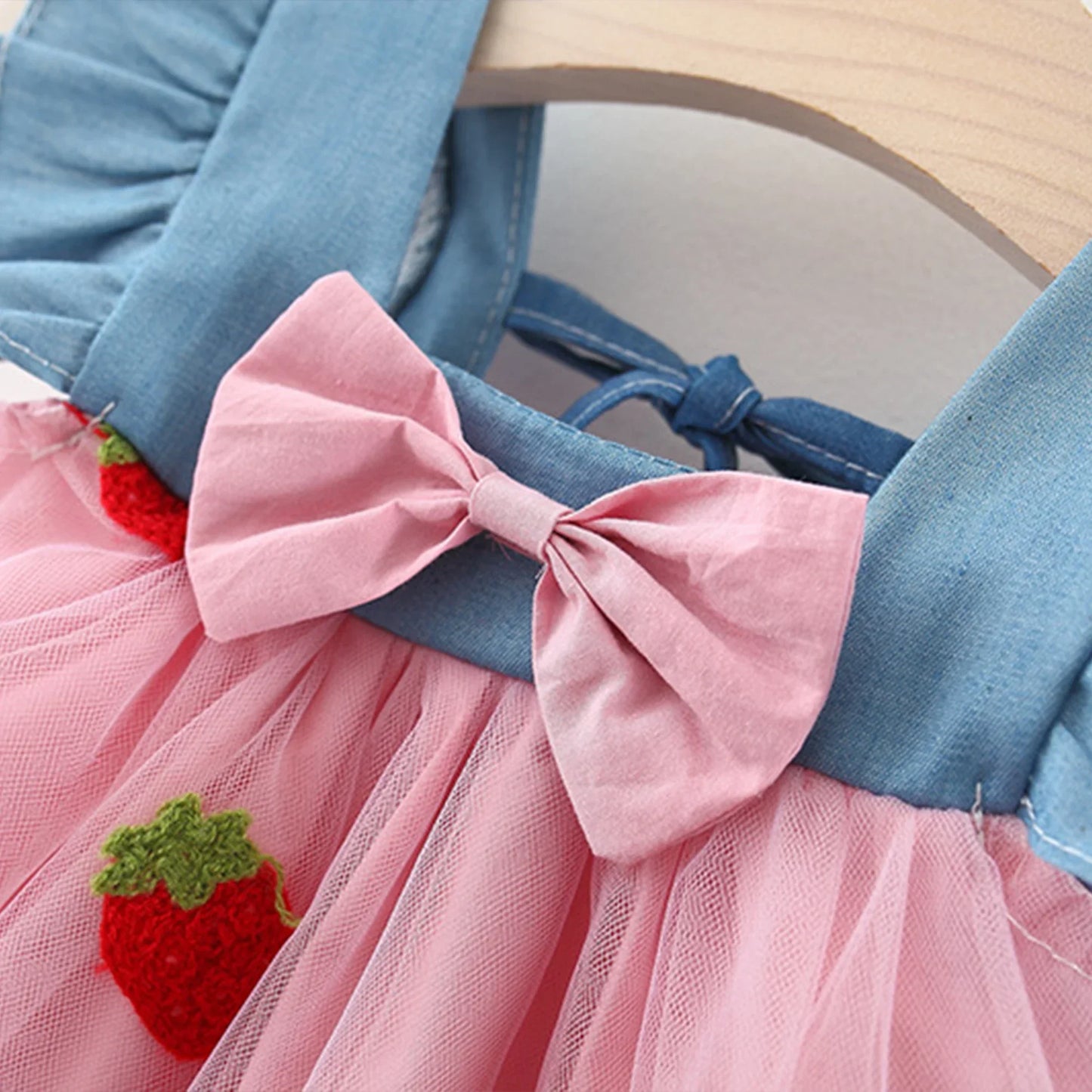 Summer New Girls Dress Small Flying Embroidered Strawberry Cool Princess Dress